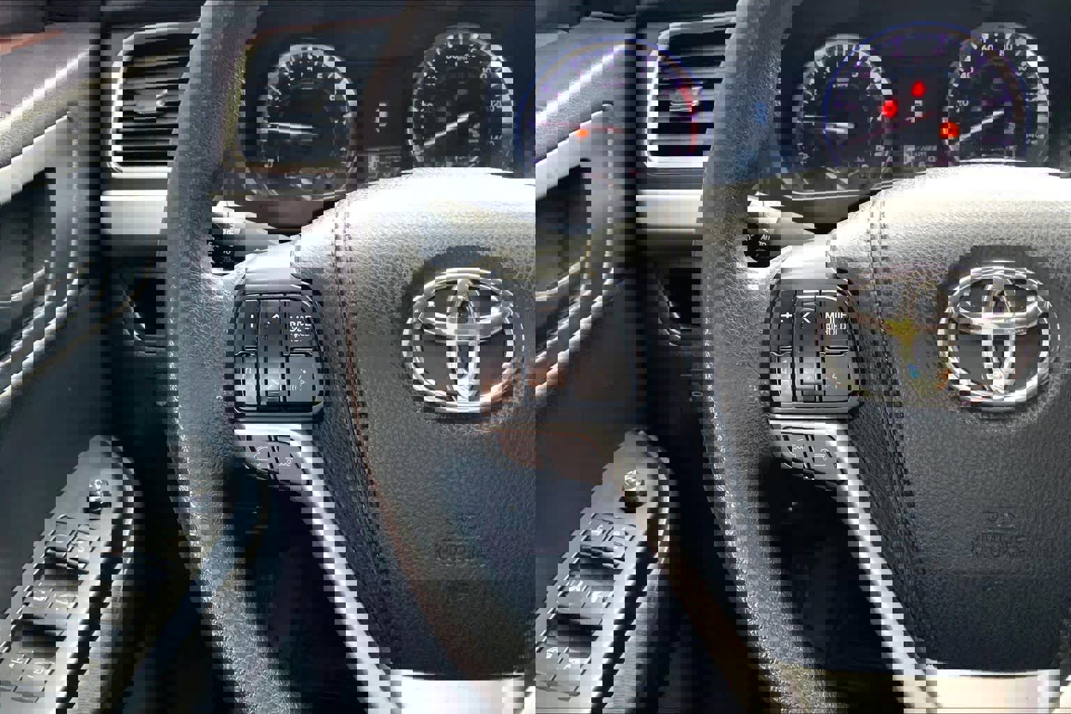 Used 2015 Toyota Highlander LE image 23