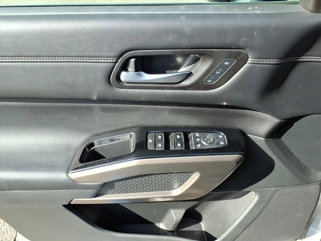 Used 2022 Nissan Pathfinder Platinum w/ Cargo Package image 13
