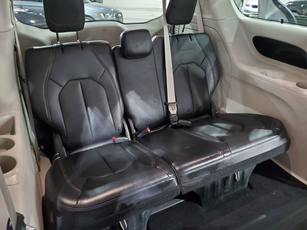 Used 2017 Chrysler Pacifica Premium image 24