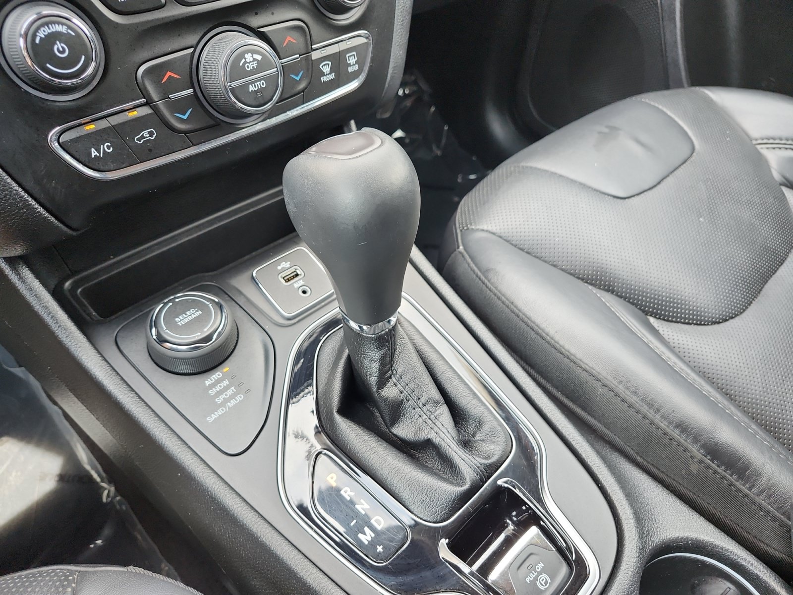 Used 2019 Jeep Cherokee Limited AWD/4WD image 25