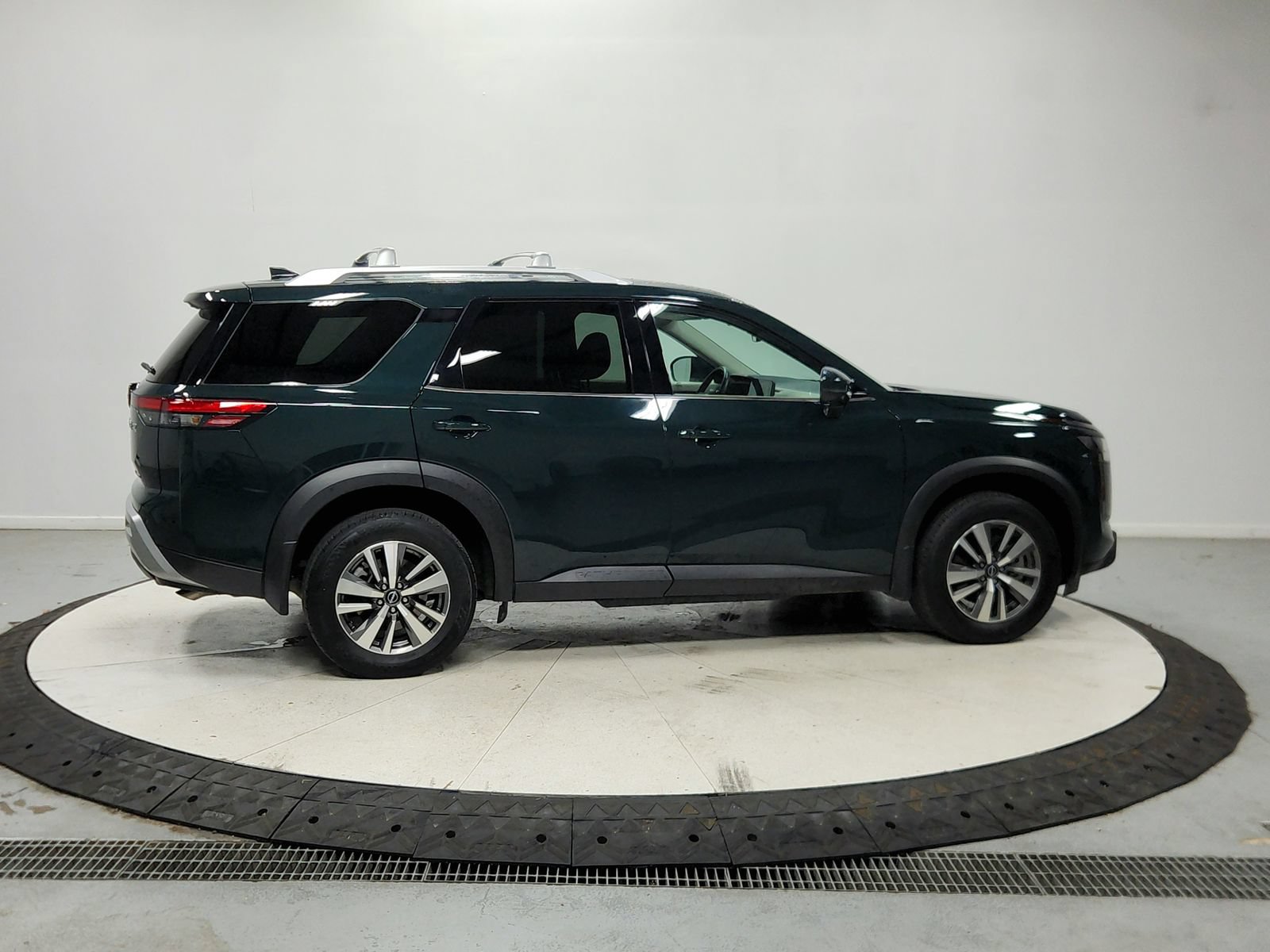Used 2025 Nissan Pathfinder SL AWD/4WD image 9
