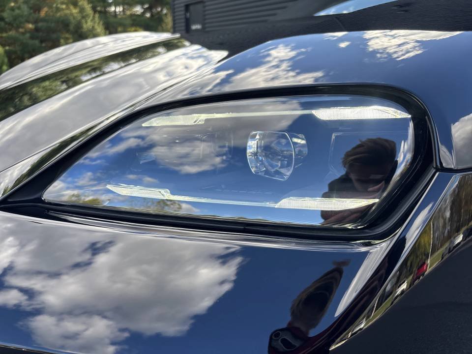 New 2025 Porsche Taycan w/ Premium Package RWD image 23