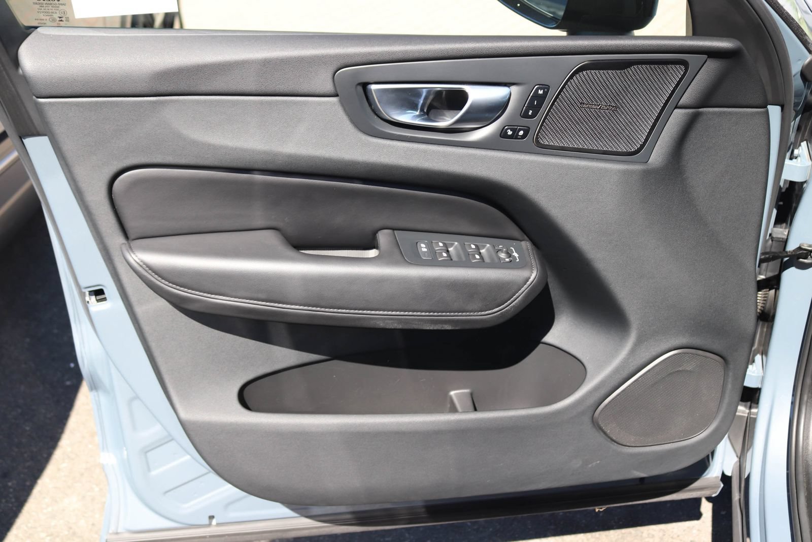 Used 2024 Volvo XC60 T8 Plus w/ Protection Package Premier AWD/4WD image 23