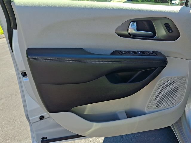 Used 2024 Chrysler Pacifica Touring-L FWD image 14