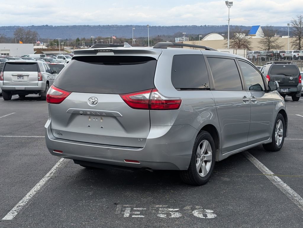 Used 2020 Toyota Sienna LE image 3