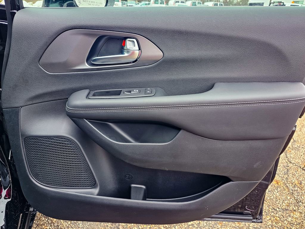 New 2026 Chrysler Pacifica Select image 45