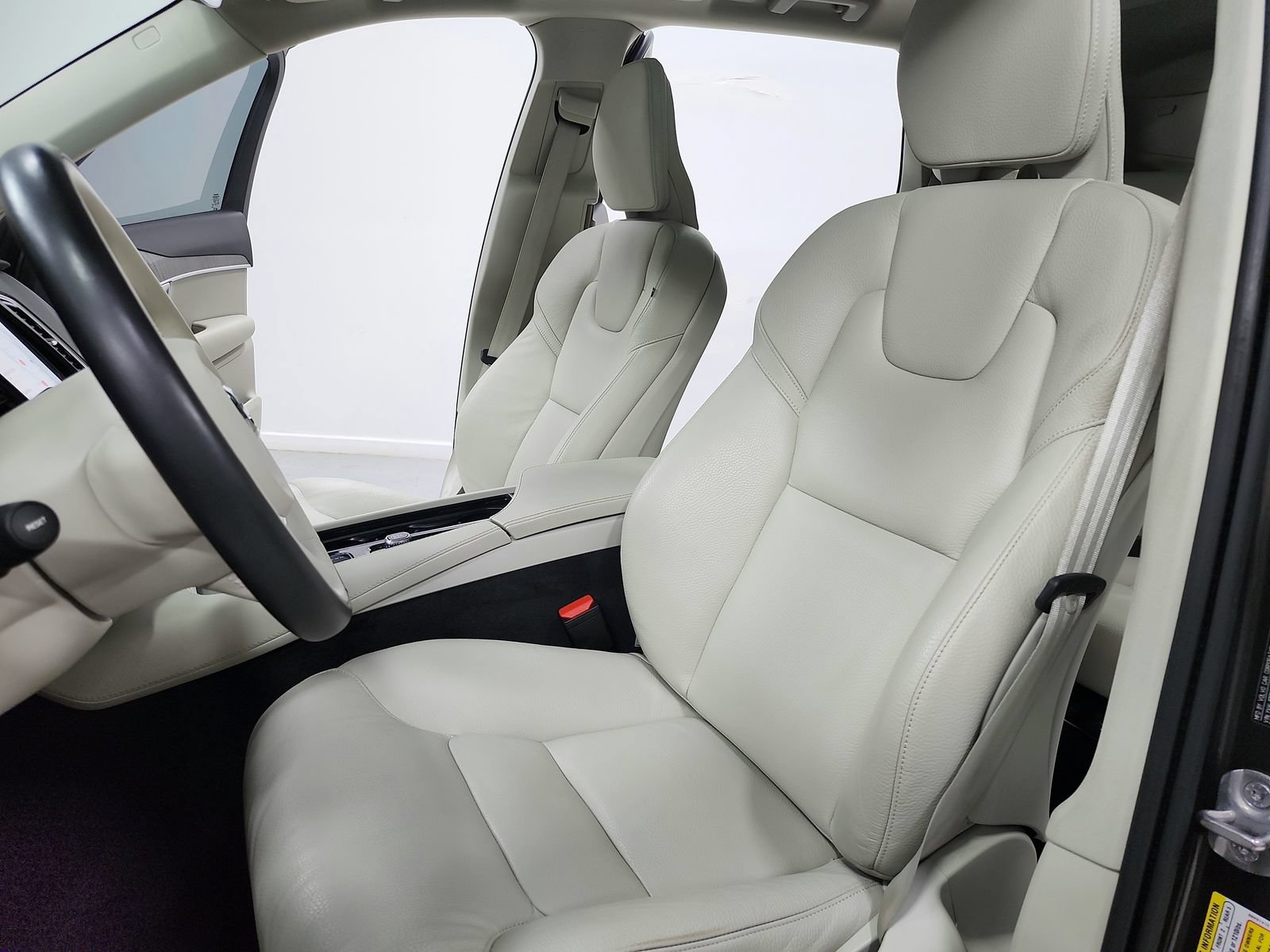 Used 2024 Volvo XC90 B5 Plus AWD/4WD image 19