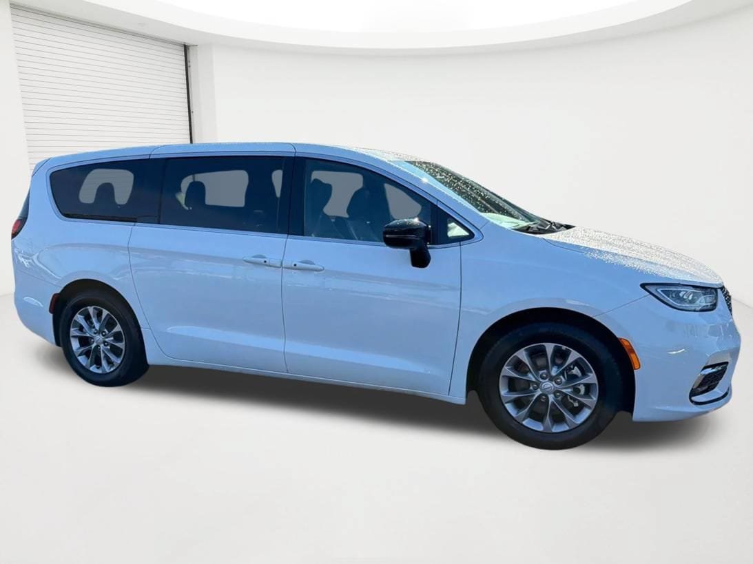 Used 2026 Chrysler Pacifica Limited FWD image 4
