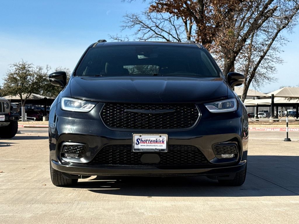 Used 2021 Chrysler Pacifica Touring w/ Uconnect Theater Family Group image 2