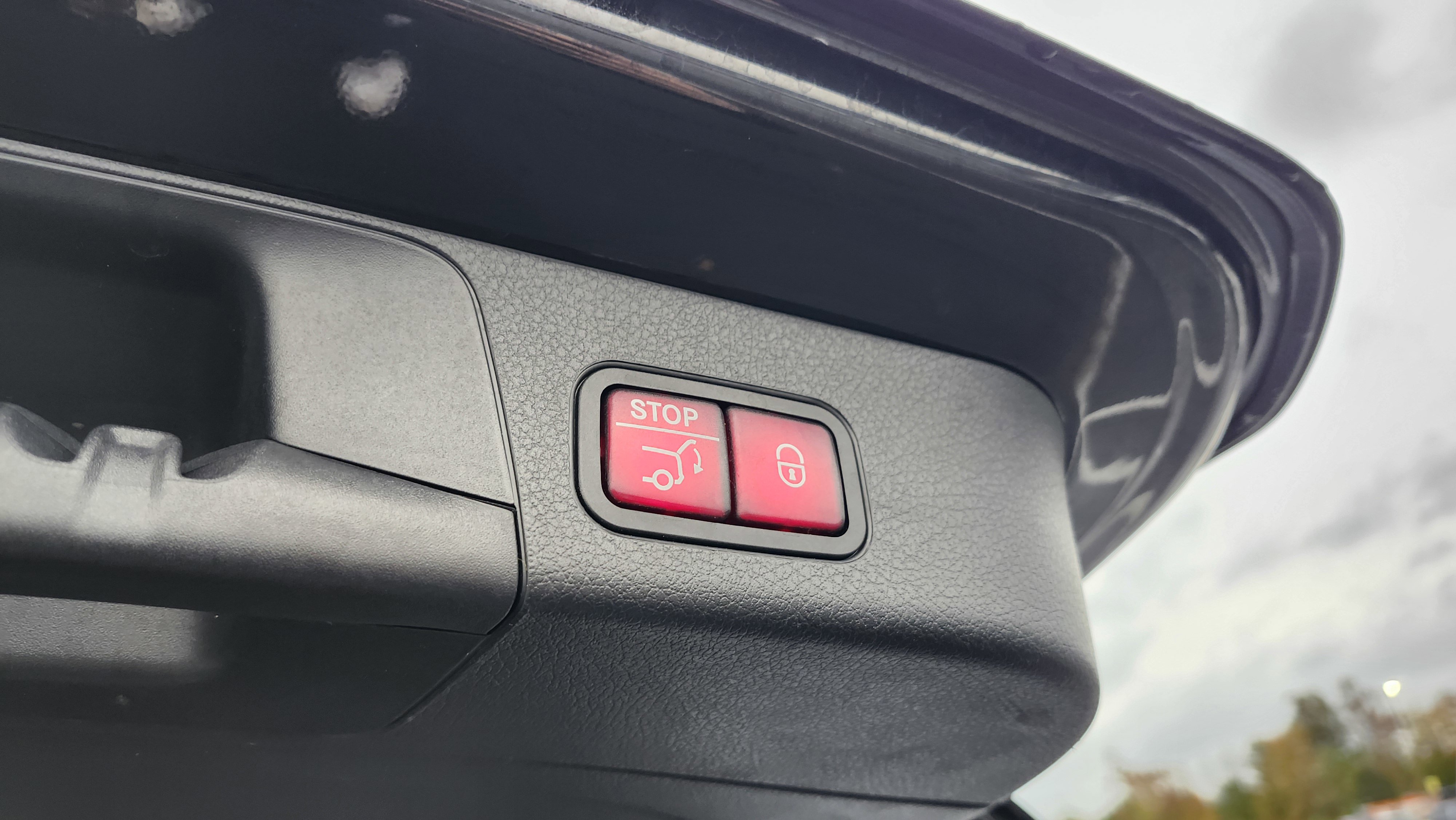 Used 2020 Mercedes-Benz GLB 250 w/ Premium Package image 17