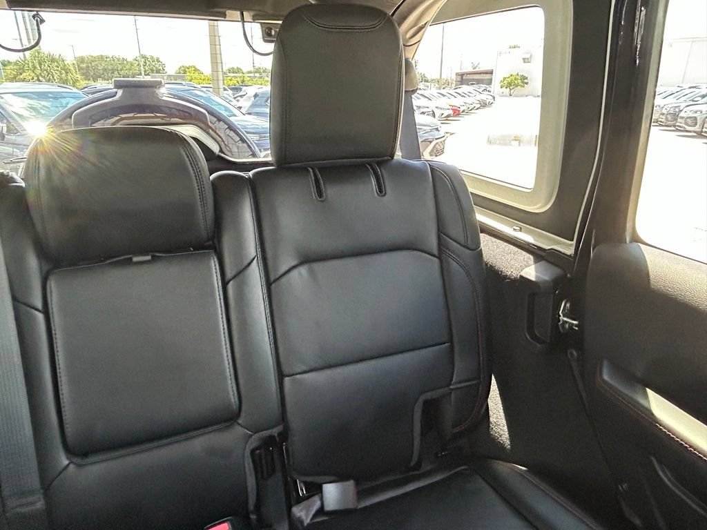 Used 2025 Jeep Wrangler Unlimited Rubicon AWD/4WD image 15