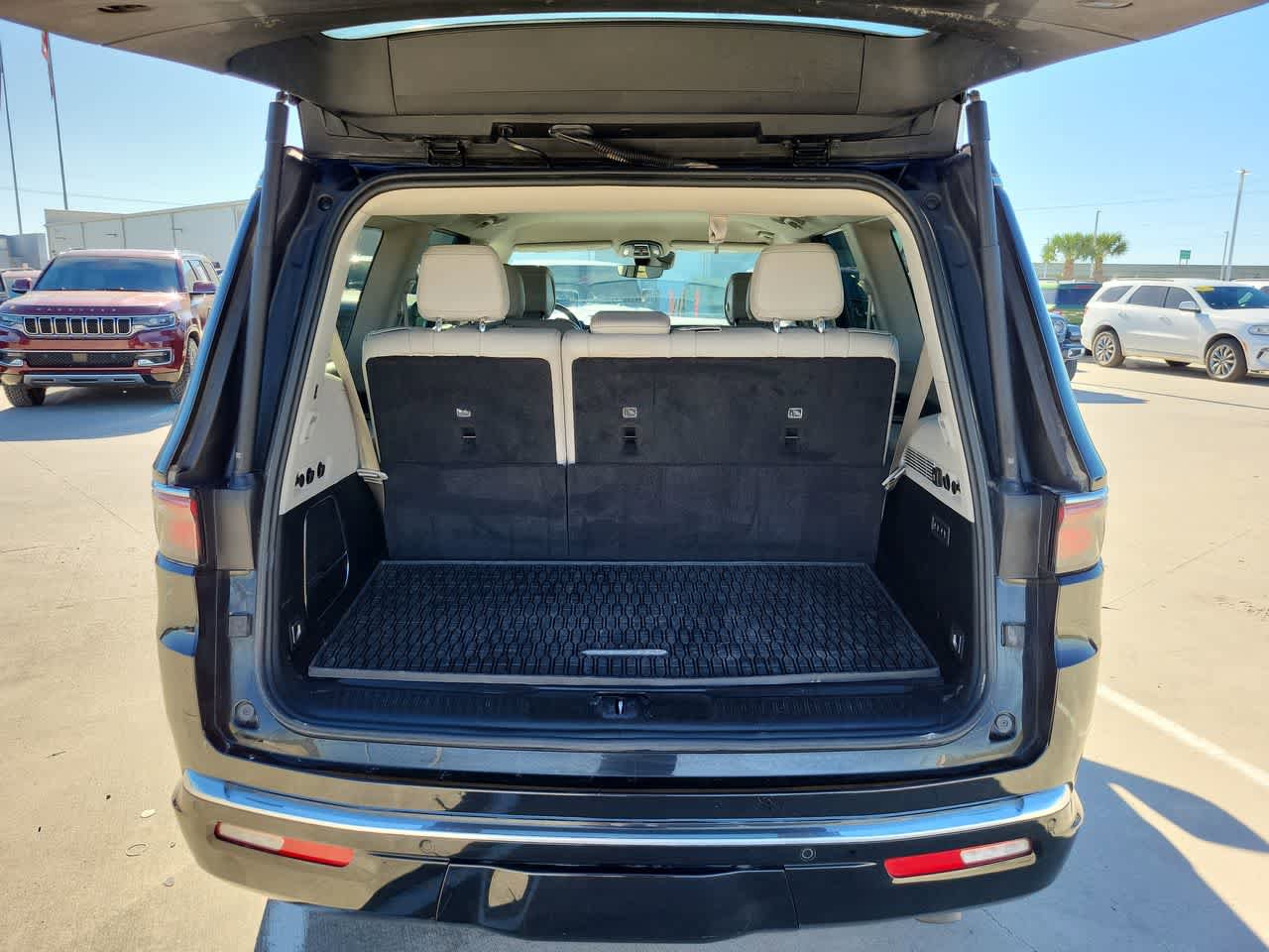Used 2024 Jeep Wagoneer Series III AWD/4WD image 27