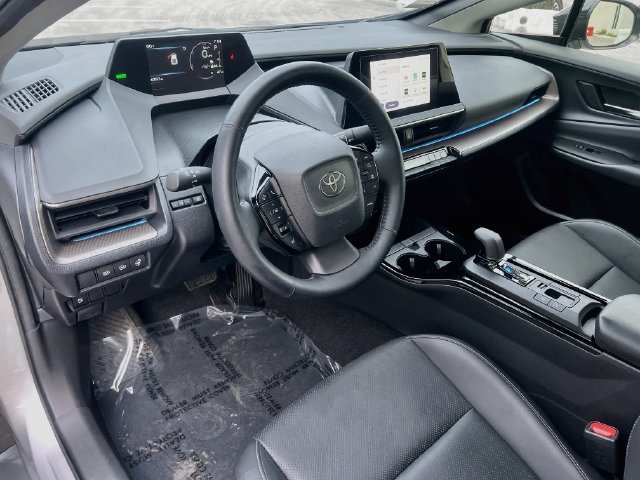 Used 2025 Toyota Prius XLE FWD image 11