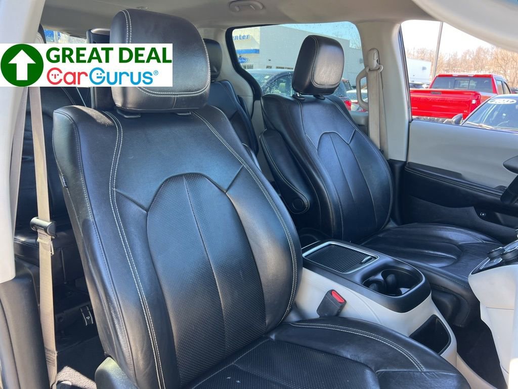 Used 2022 Chrysler Pacifica Touring-L w/ Uconnect Theater Family Group FWD image 28