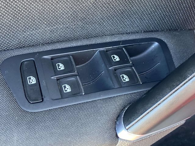 Used 2017 Volkswagen Golf 4-Door FWD image 18