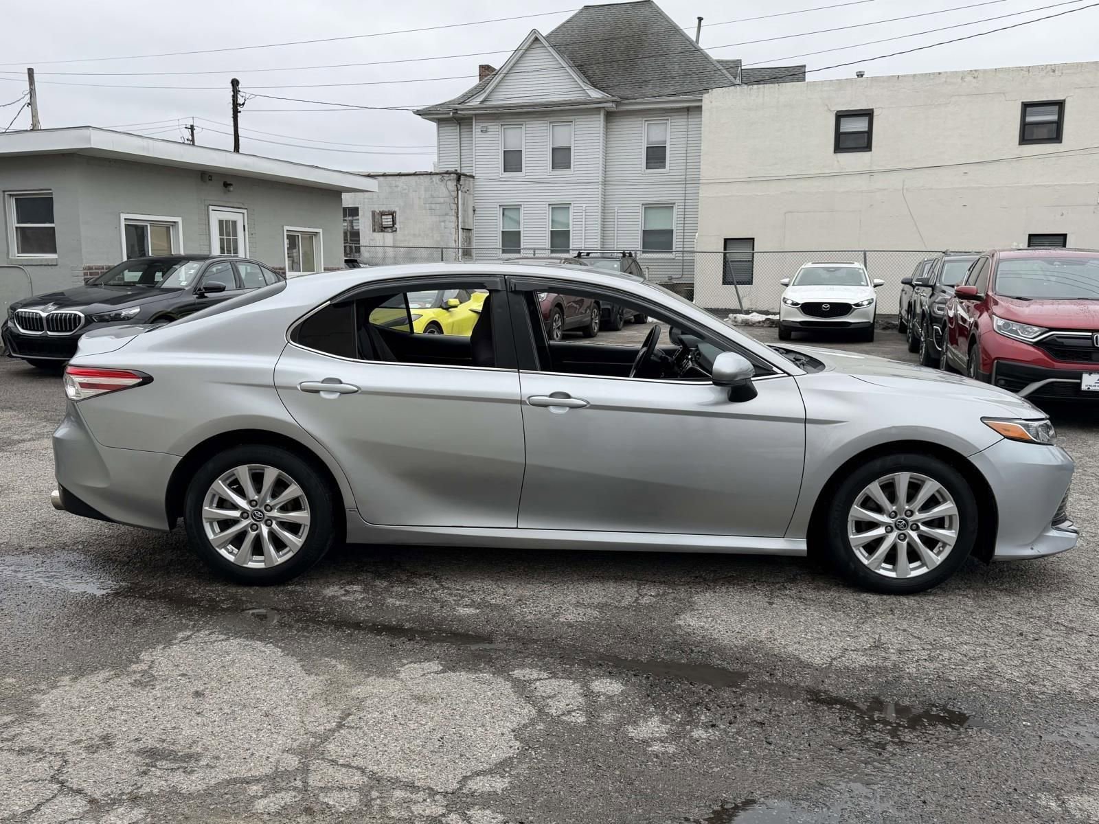 Used 2018 Toyota Camry LE image 10