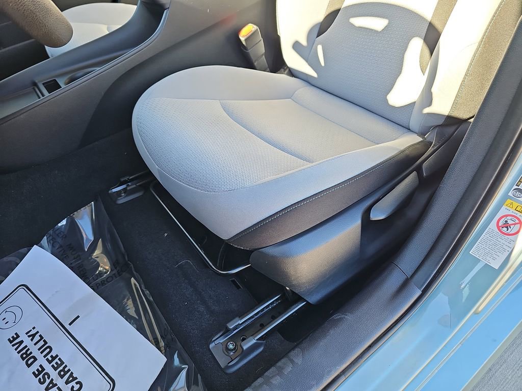 Used 2020 Toyota Prius LE image 32