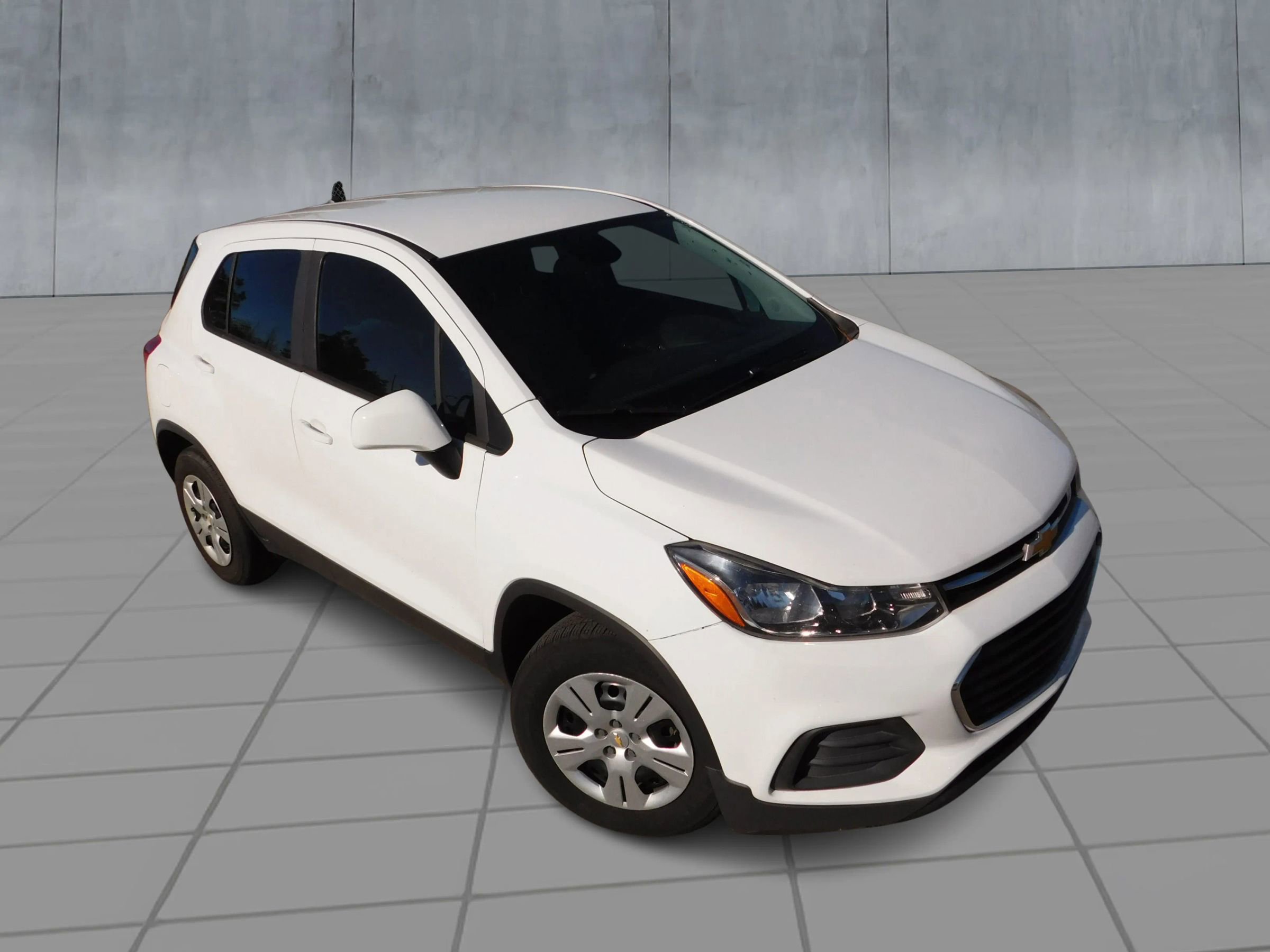 Used 2018 Chevrolet Trax LS image 2