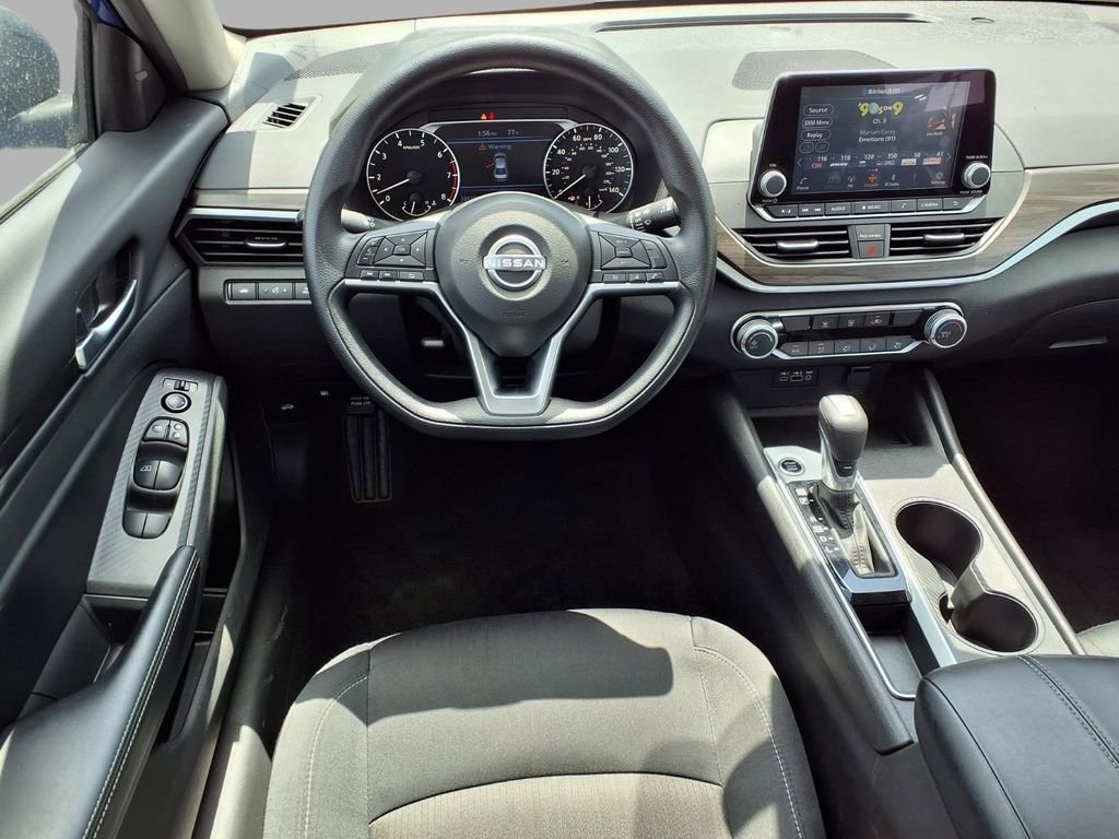 Used 2025 Nissan Altima 2.5 SV FWD image 4