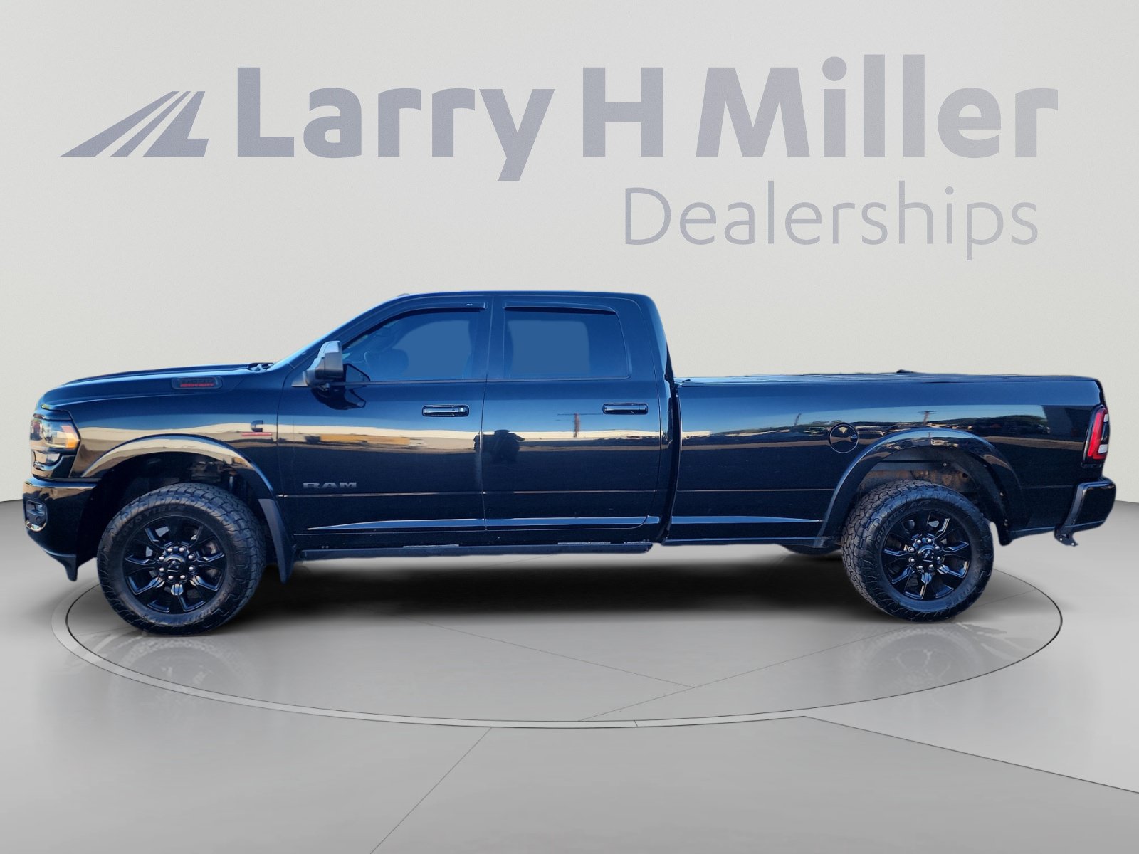 Used 2022 RAM 3500 Limited AWD/4WD image 2