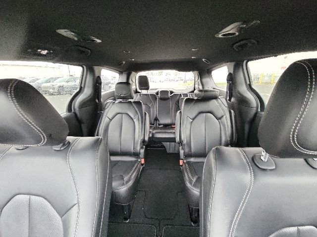Used 2025 Chrysler Pacifica Select FWD image 10