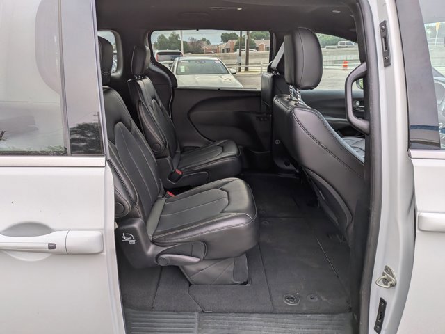 Used 2025 Chrysler Pacifica Select image 20