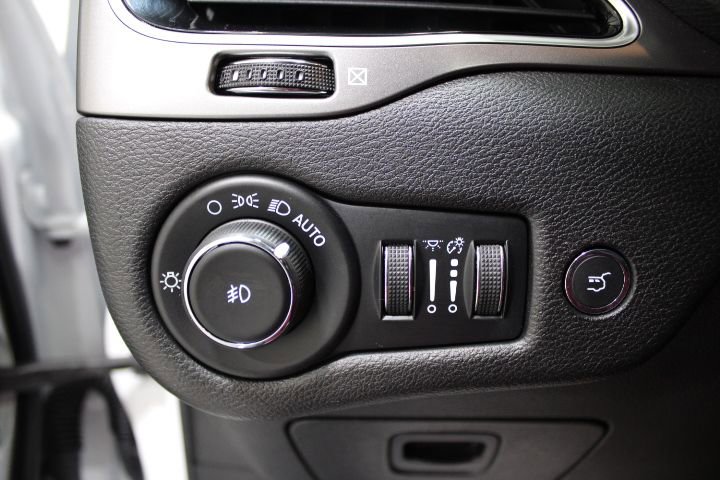 Used 2022 Jeep Cherokee Limited image 41