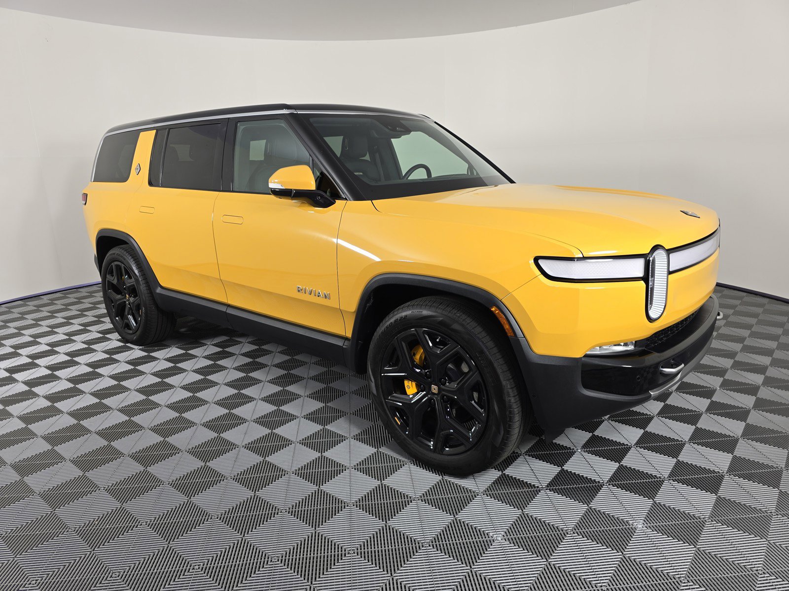 Used 2023 Rivian R1S Adventure image 7