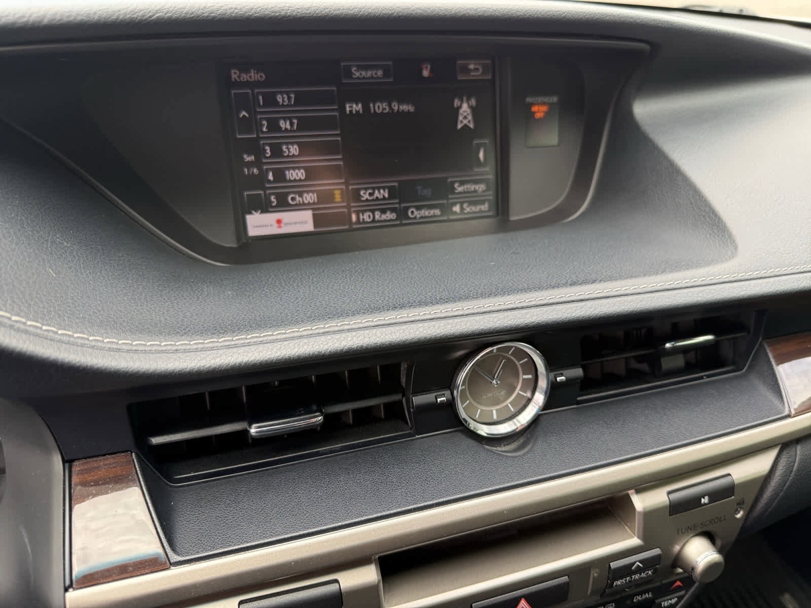 Used 2016 Lexus ES 300h w/ Navigation System Package image 19