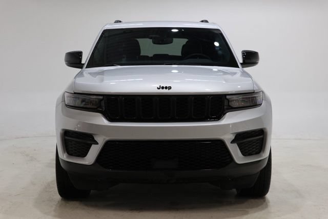 Used 2023 Jeep Grand Cherokee Altitude AWD/4WD image 2