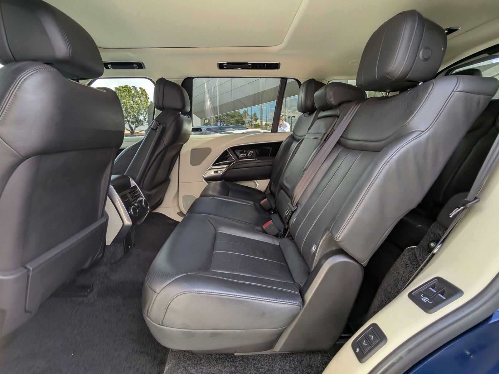 Used 2023 Land Rover Range Rover Long Wheelbase SE image 21