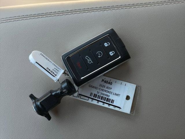 Certified 2025 Jeep Grand Cherokee Limited AWD/4WD image 38