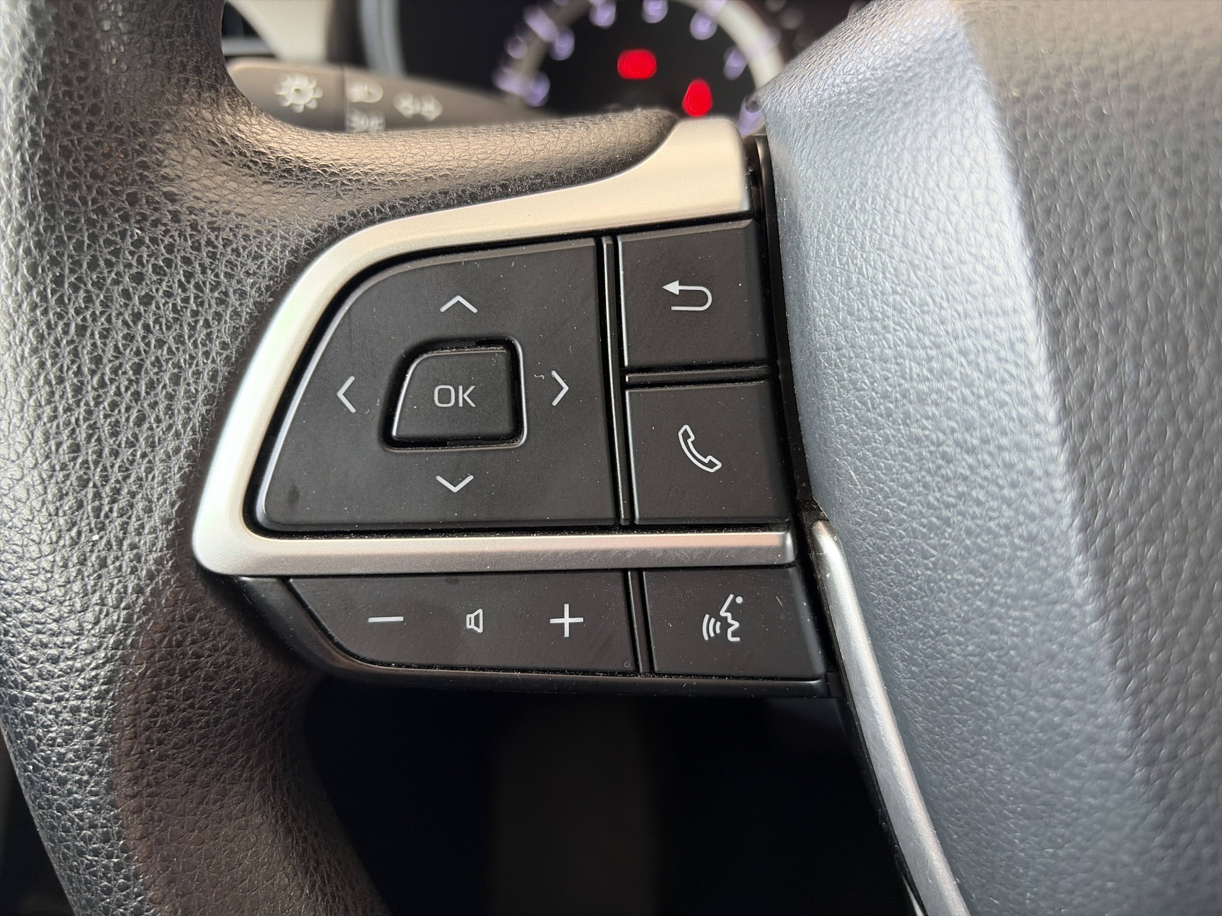 Used 2023 Toyota Highlander L FWD image 19