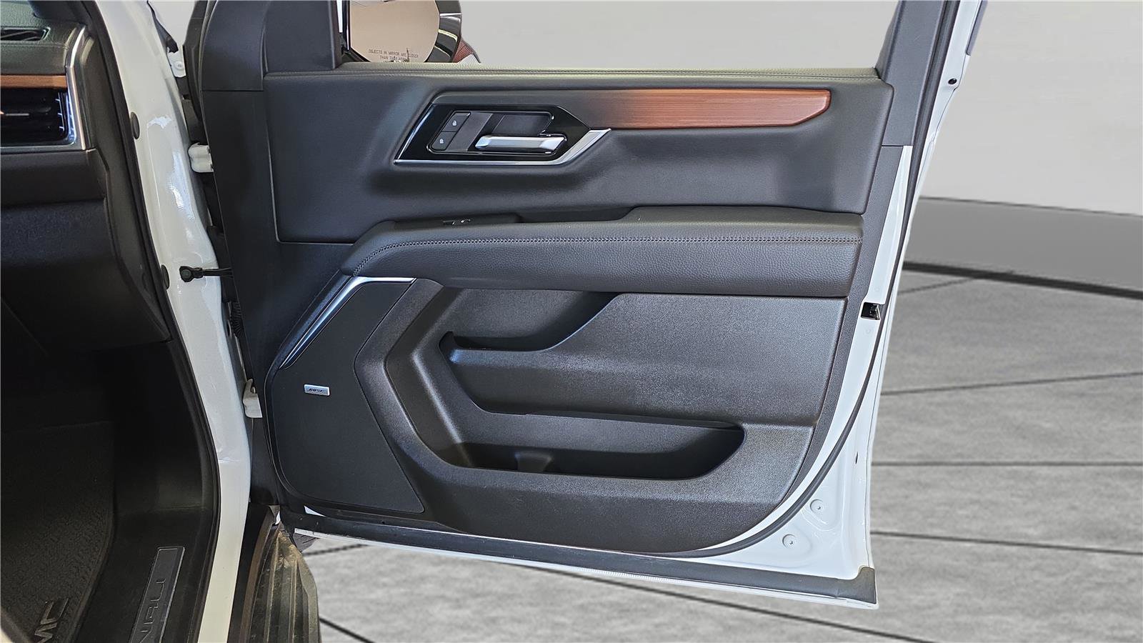 Used 2025 GMC Yukon XL Denali AWD/4WD image 15