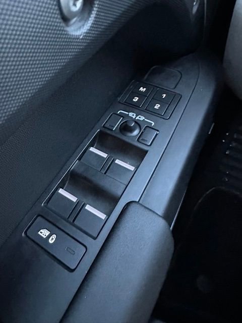 Used 2025 Land Rover Defender 110 S image 18