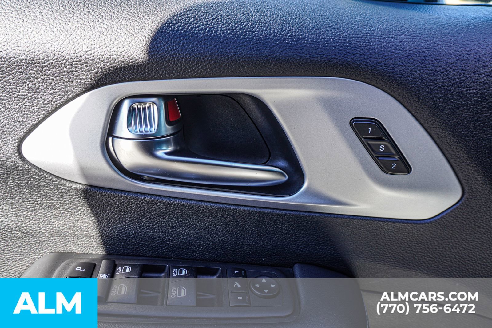 Used 2025 Chrysler Pacifica Limited image 36