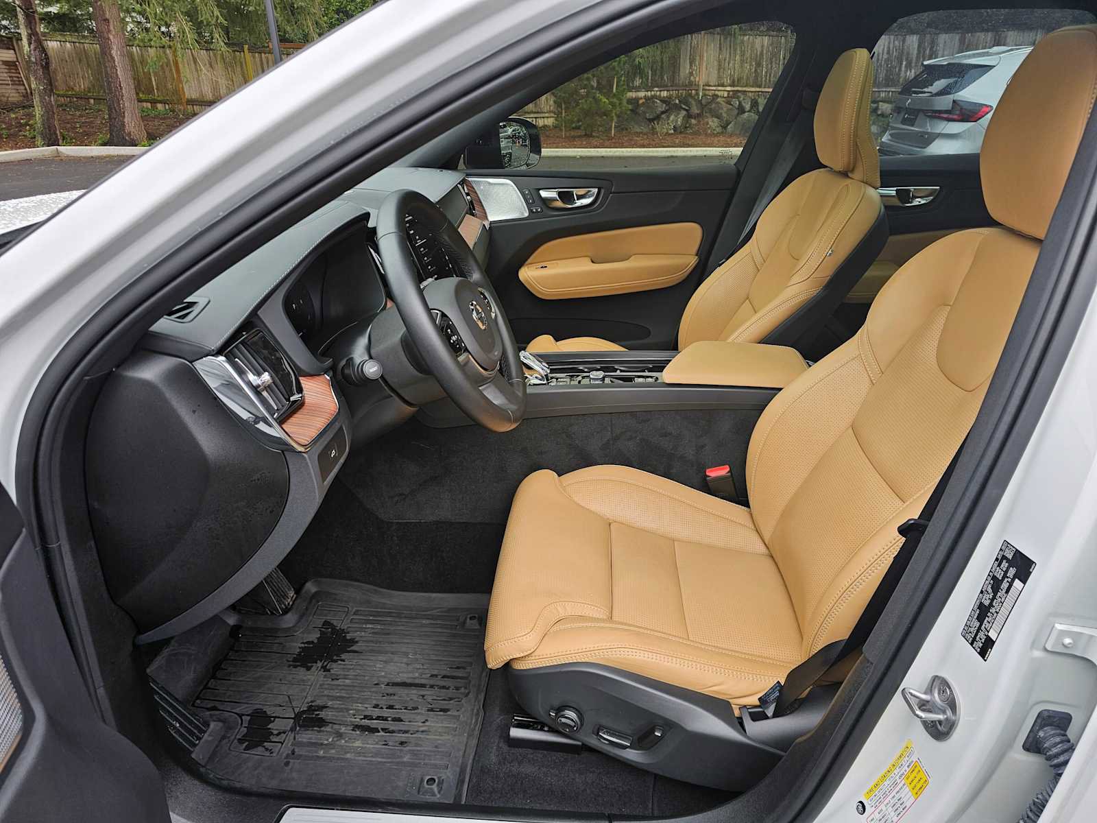 Used 2024 Volvo XC60 B5 Ultimate w/ Protection Package Premier image 20