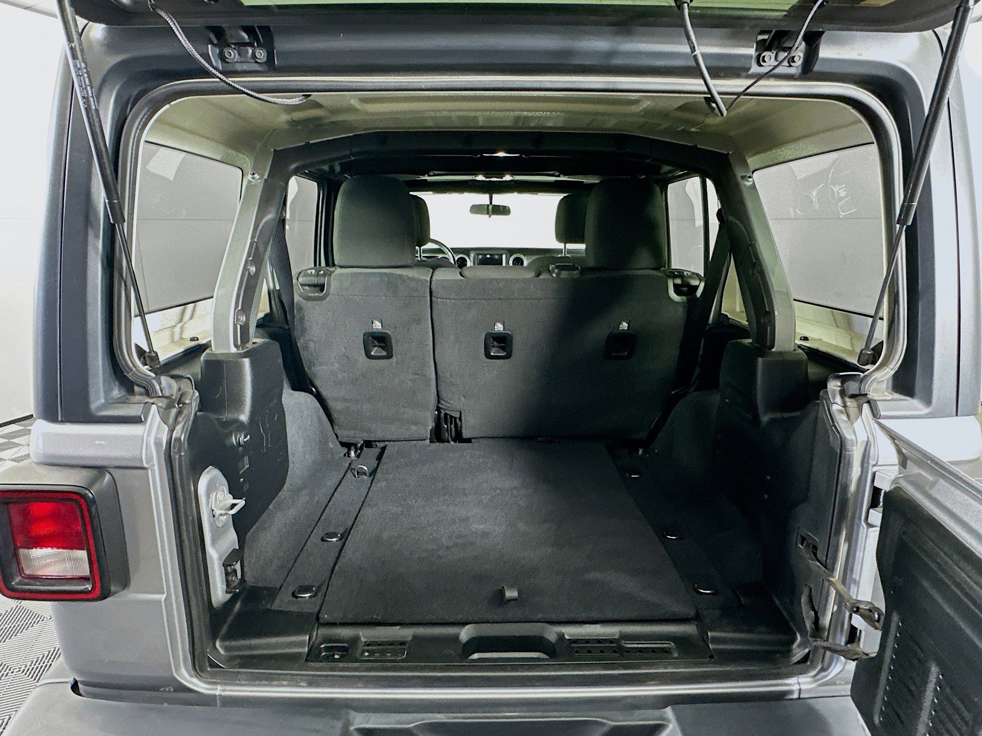 Used 2020 Jeep Wrangler Unlimited Sahara image 26