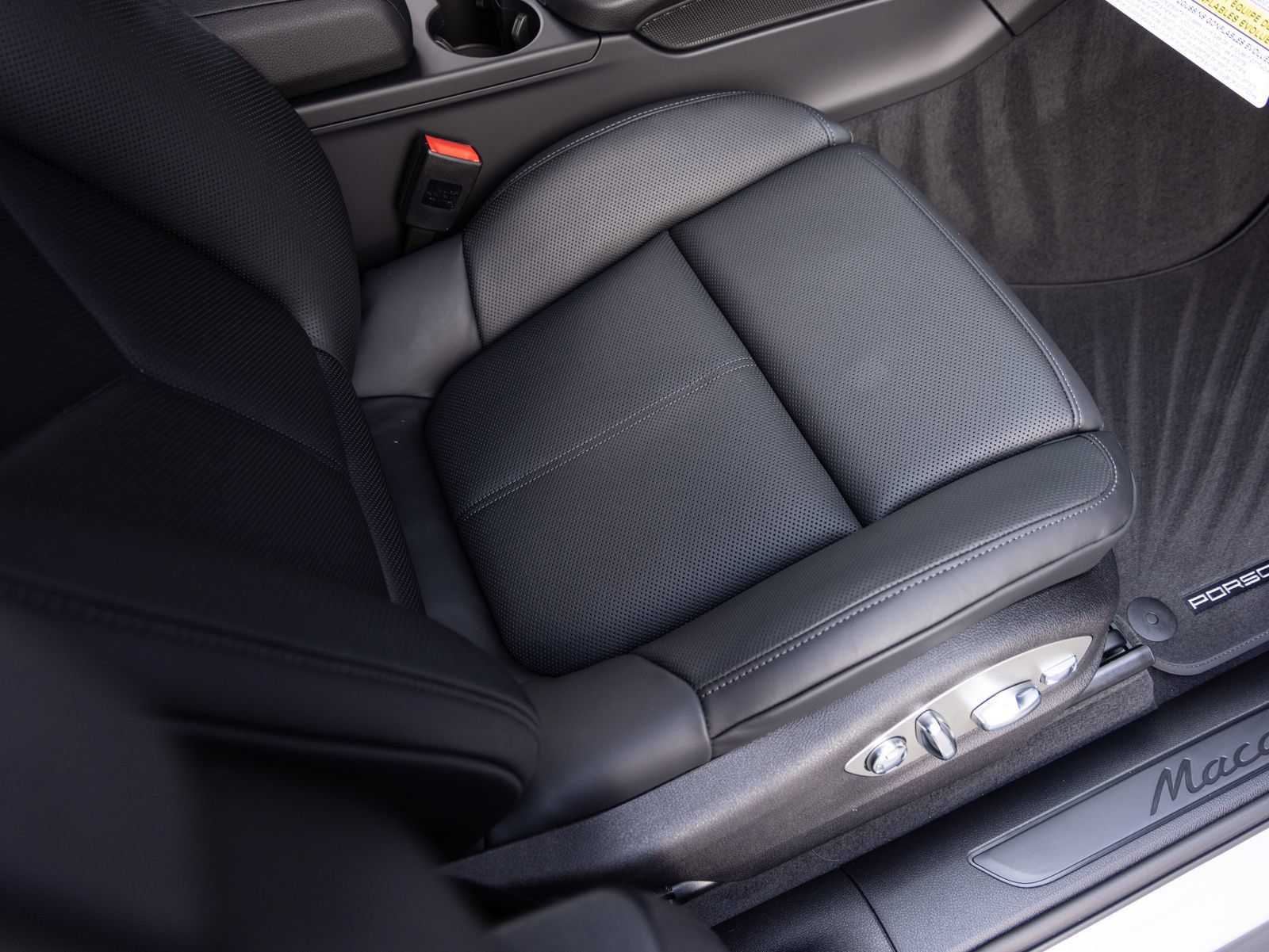 Certified 2026 Porsche Macan AWD/4WD image 34