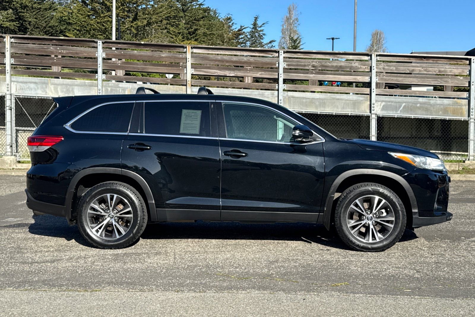 Used 2019 Toyota Highlander LE w/ Carpet Mat Package (TMS) image 3