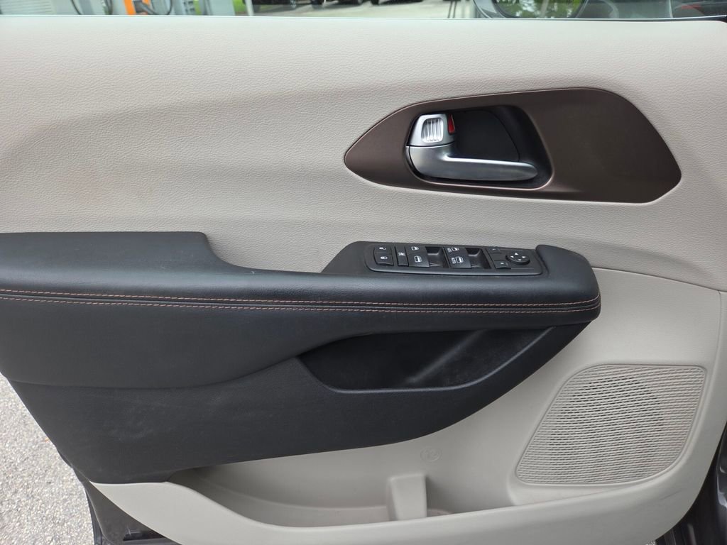 Used 2019 Chrysler Pacifica Touring Plus w/ Advanced Safetytec Group FWD image 26