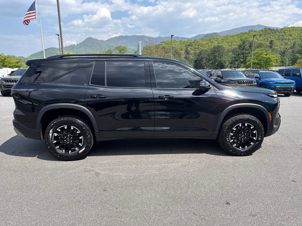 Used 2025 Chevrolet Traverse Z71 w/ LPO, Floor Liner Package AWD/4WD image 2