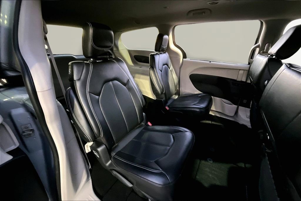 Used 2024 Chrysler Pacifica Touring-L image 17