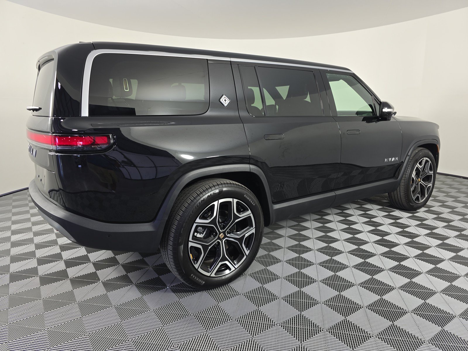 Used 2024 Rivian R1S Adventure AWD/4WD image 5