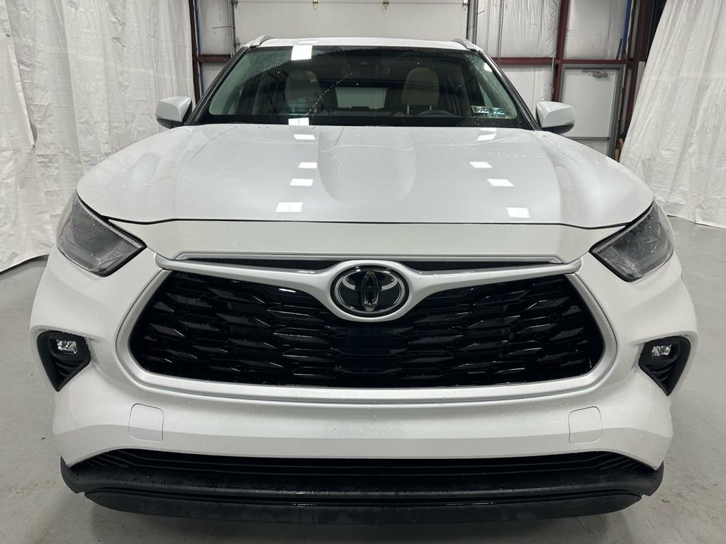 Used 2025 Toyota Highlander XLE image 3