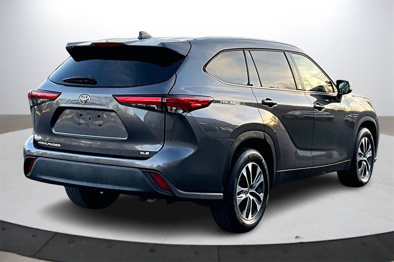 Used 2022 Toyota Highlander XLE image 9