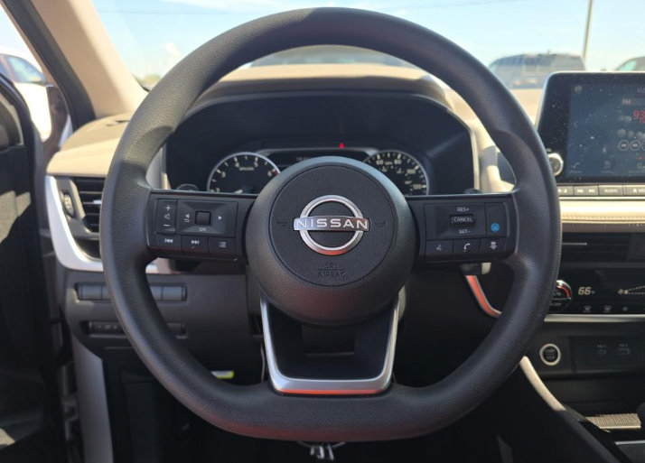 Used 2023 Nissan Rogue SV FWD image 11