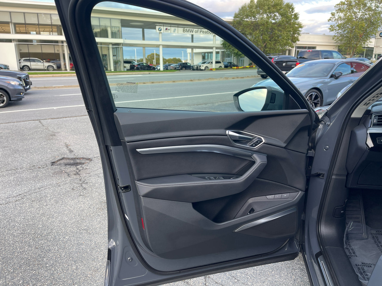 Used 2024 Audi Q8 e-tron Premium Plus w/ Premium Plus Package image 33