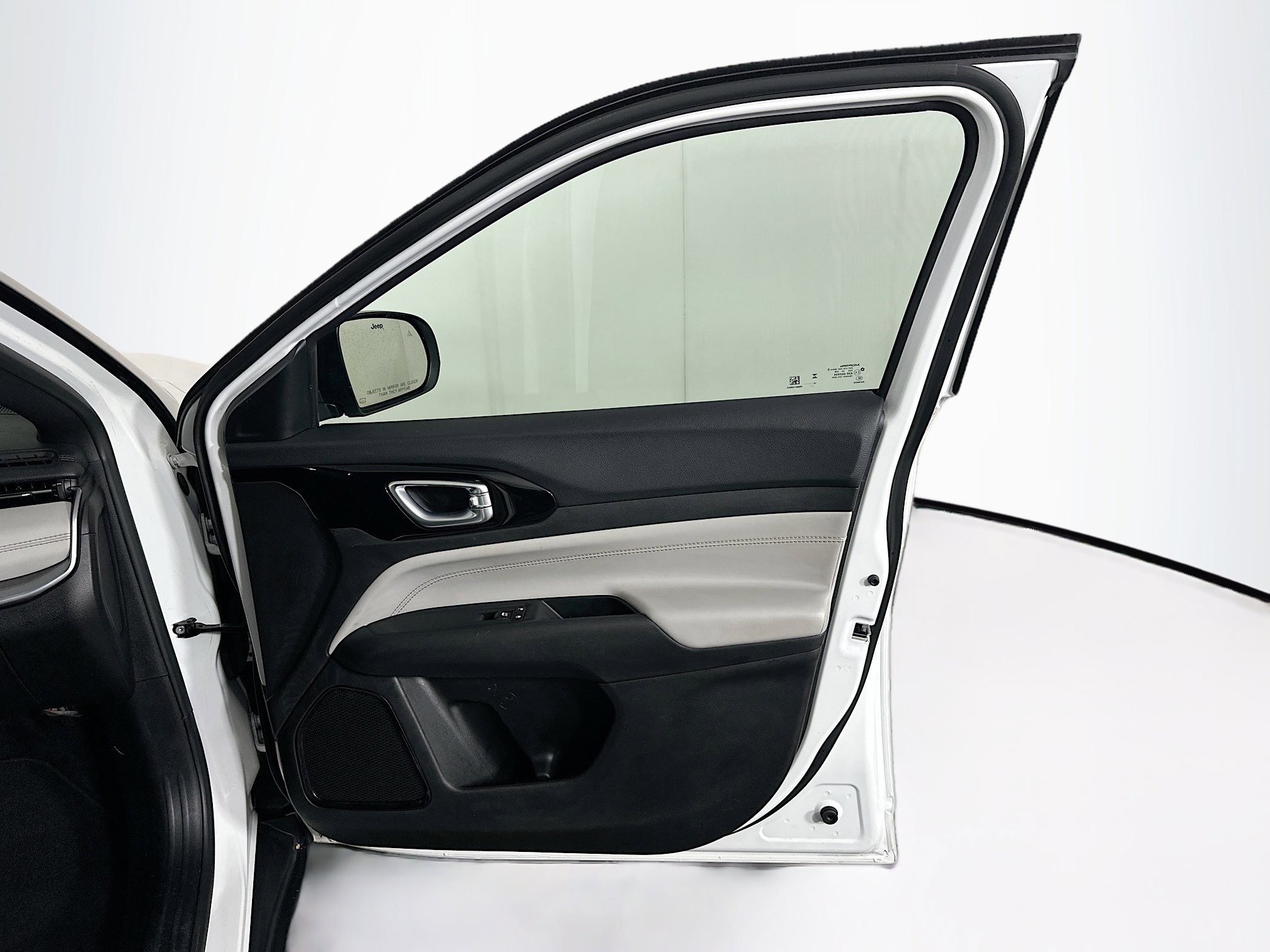 Used 2025 Jeep Compass Limited image 30