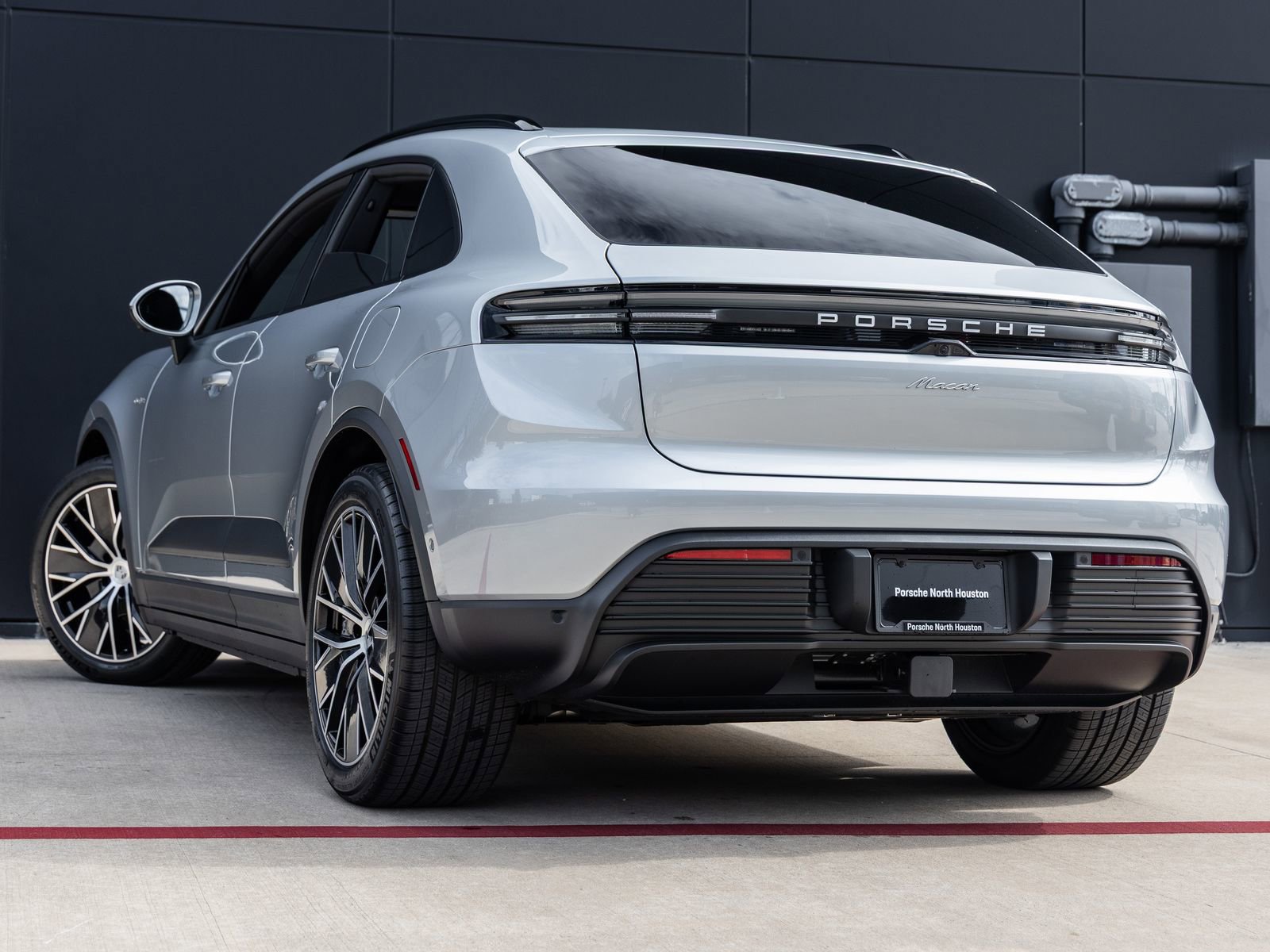 Certified 2025 Porsche Macan Electric image 3